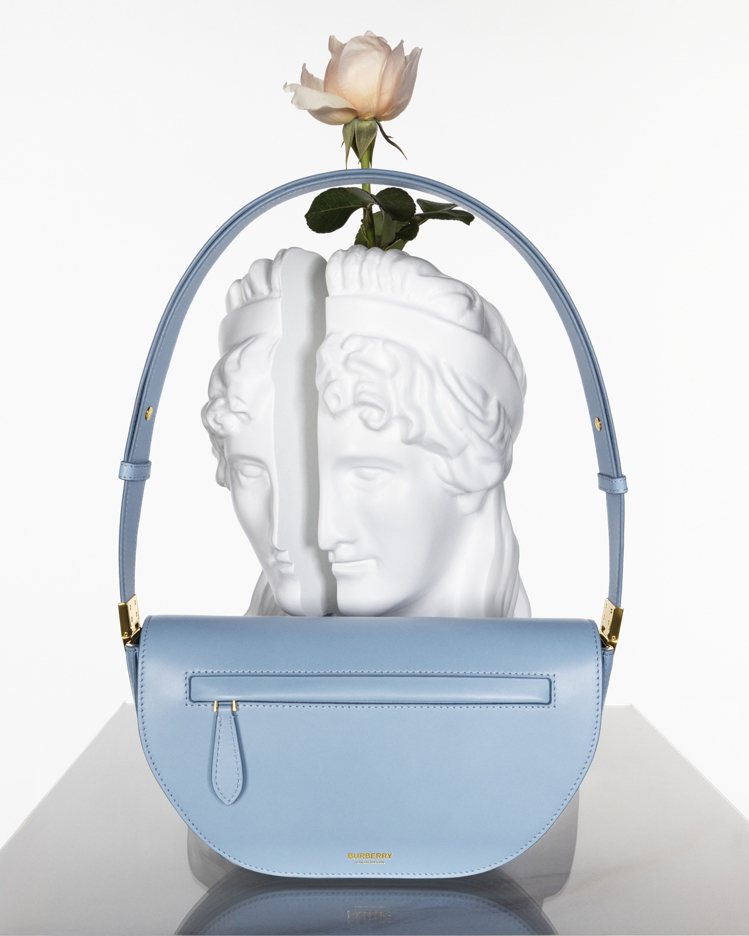 拓帕石藍小型皮革Olympia包，69,000元。圖／BURBERRY提供