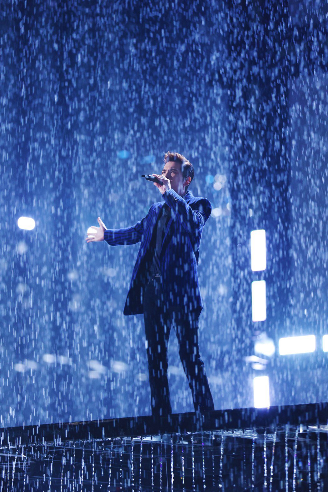 蕭敬騰15日站上雨舞台飆唱。圖／喜鵲娛樂提供