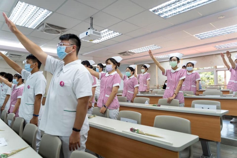 過去護理科系一直很熱門，台灣近期疫情嚴峻，可能會衝擊今年招生嗎？圖為大仁科大護理系今年加冠典禮。圖／大仁科大護理系提供