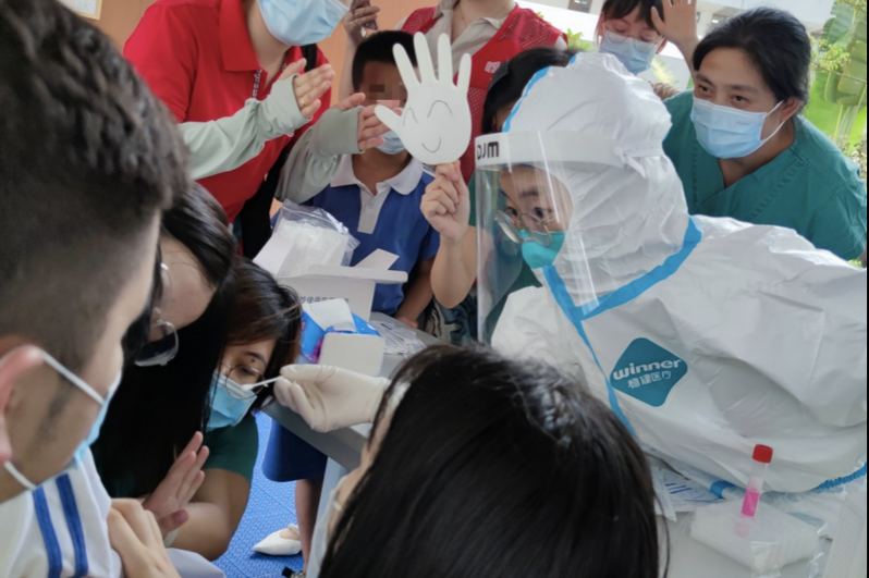 图为深圳医护人员日前为一所特殊学校孩童进行核酸检测採样。图／取自深圳新闻网(photo:UDN)
