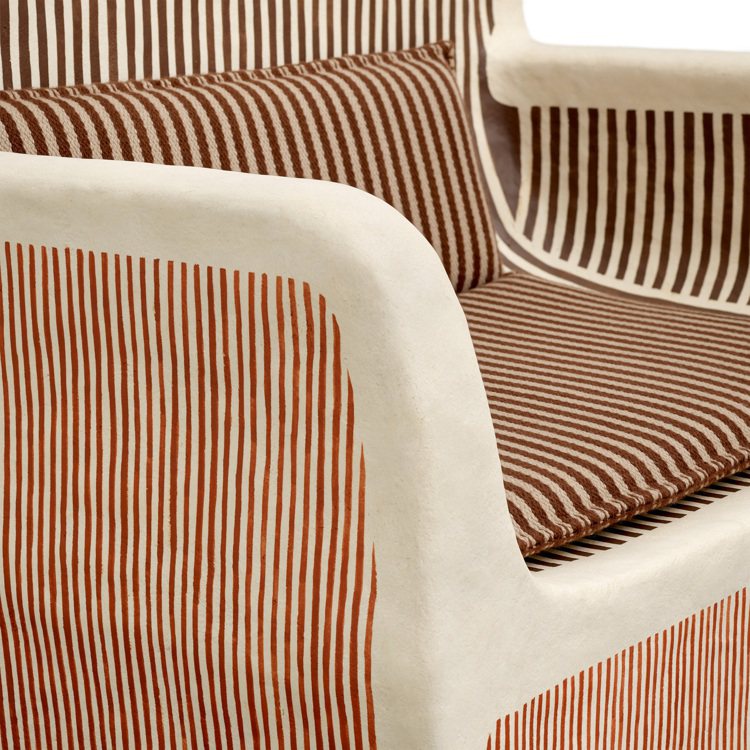 有機形態的扶手椅份量感十足的結構出自孟買工作室的建築師團隊，上頭的線條還是手繪塗上清漆而成。圖／愛馬仕提供