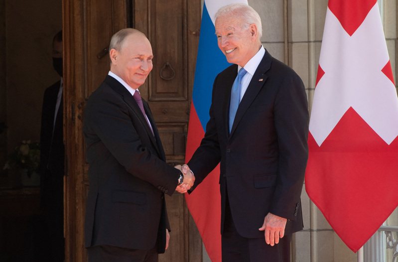 俄国总统普亭（左）与美国总统拜登（右）在峰会举行前握手。法新社(photo:UDN)
