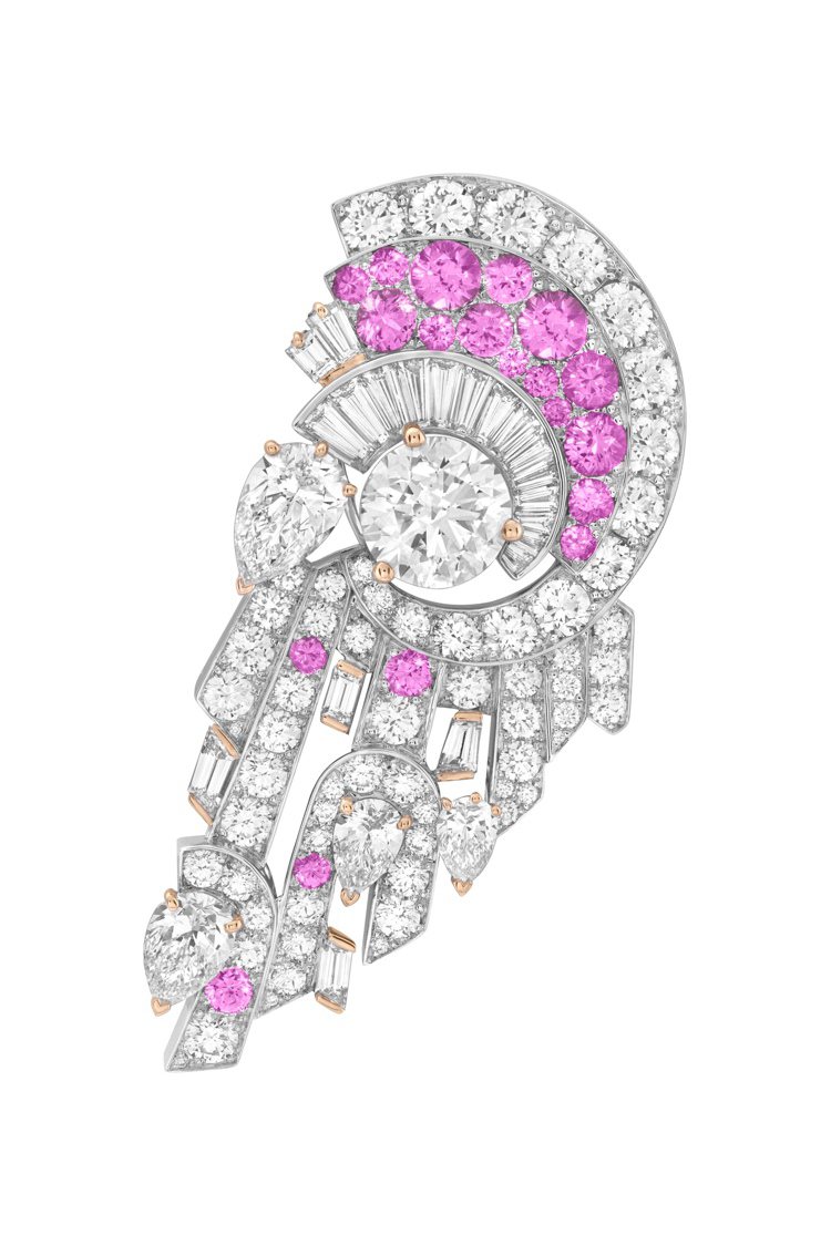 Andromede皇冠的可拆卸胸針，白K金與玫瑰金鑲嵌一顆約2.50克拉鑽石，兩顆分別為1.04及1.01克拉梨形鑽石，粉紅色藍寶石，鑽石。圖／梵克雅寶提供