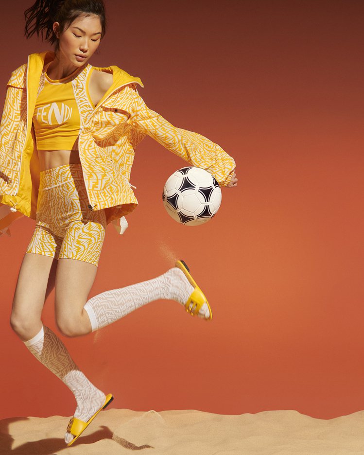 黃色萊卡面料健身套裝（不含外套）24,500元、黃色FF皮革涼鞋，24,500元。。圖／FENDI提供