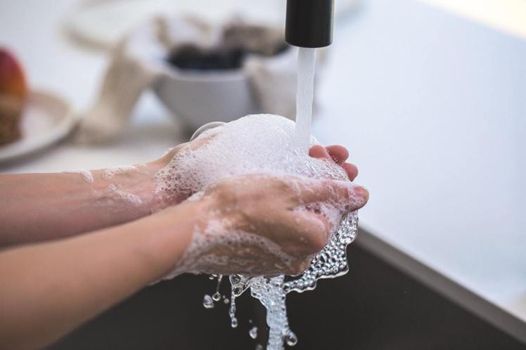 回家後，使用洗手露清洗雙手很重要。圖／摘自Pelexs