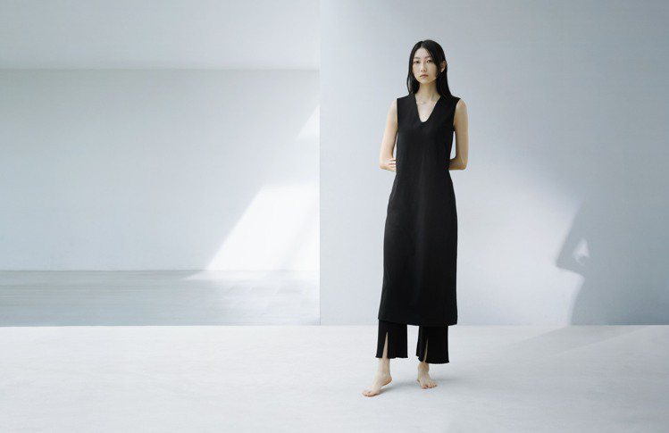 UNIQLO and Mame Kurogouchi系列的洋裝與褲裝，實際穿上後都能感受到洗鍊線條魅力。圖／UNIQLO提供