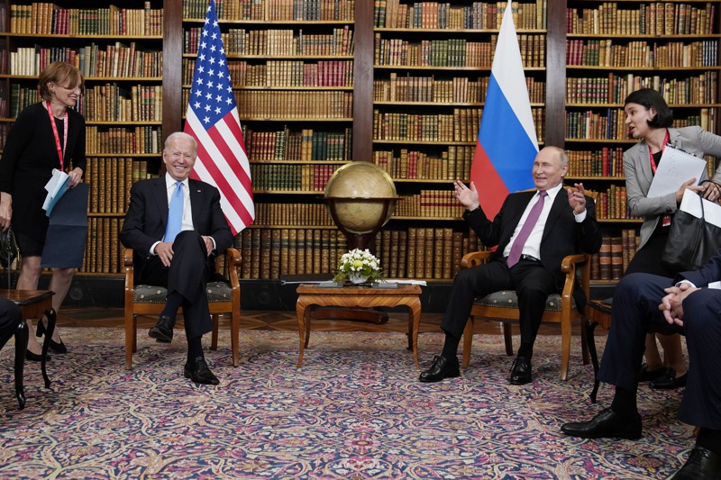 美俄高峰會氣氛是出乎意料融洽，美國總統拜登（左二)表示會開得很好，沒有突兀的言行，俄國總統普亭（左三）也說會議沒有敵意氣氛。美聯社