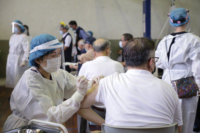 全台已於6月15日開打日本捐台124萬劑AZ疫苗，然3天來已有13起長者接種AZ疫苗後猝死的案例。圖／本報資料照片