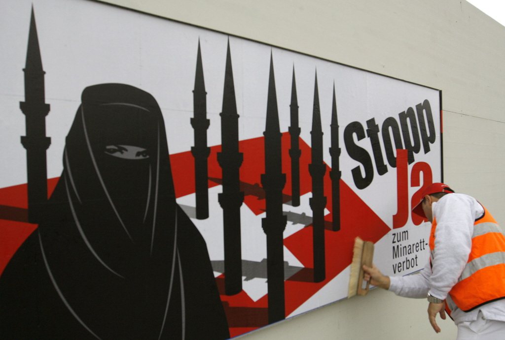 瑞士2009年11月舉行的「反尖塔法案」，針對贊成或反對禁止國內興建清真寺尖塔，引起爭議。圖為當時的反尖塔廣告。 圖／路透社