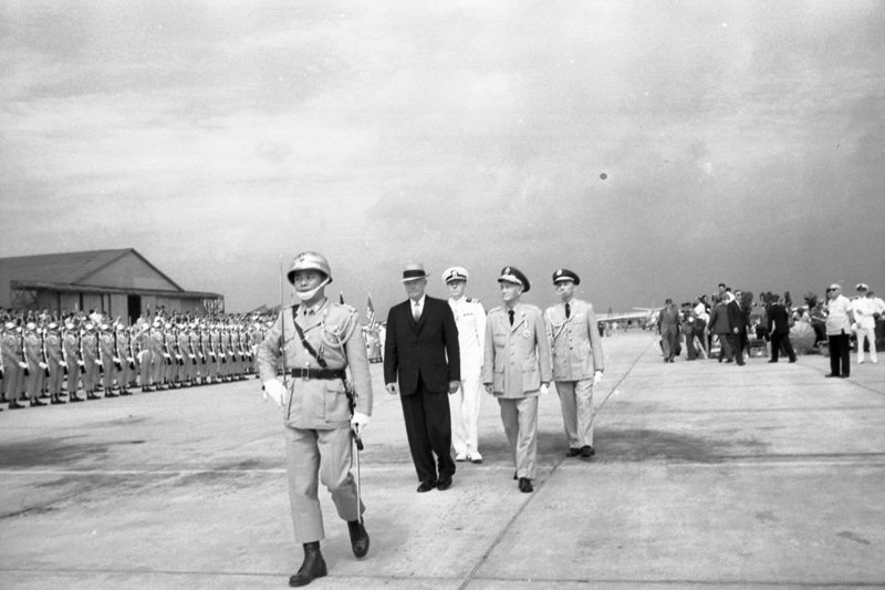 1960年6月18日，美國總統艾森豪在朝野空前熱烈的歡迎之下蒞臨台北，作為時24小時的友好訪間。蔣中正總統率中央首長在松山機場歡迎。圖／聯合報系資料照片