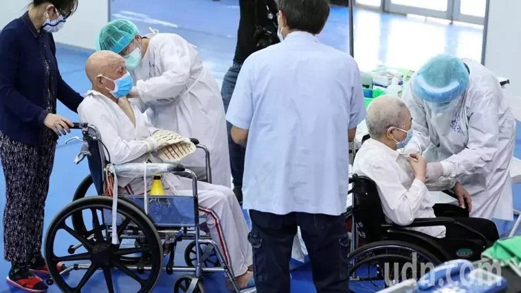 行動不便的長者坐著輪椅接種疫苗。記者侯永全／攝影
