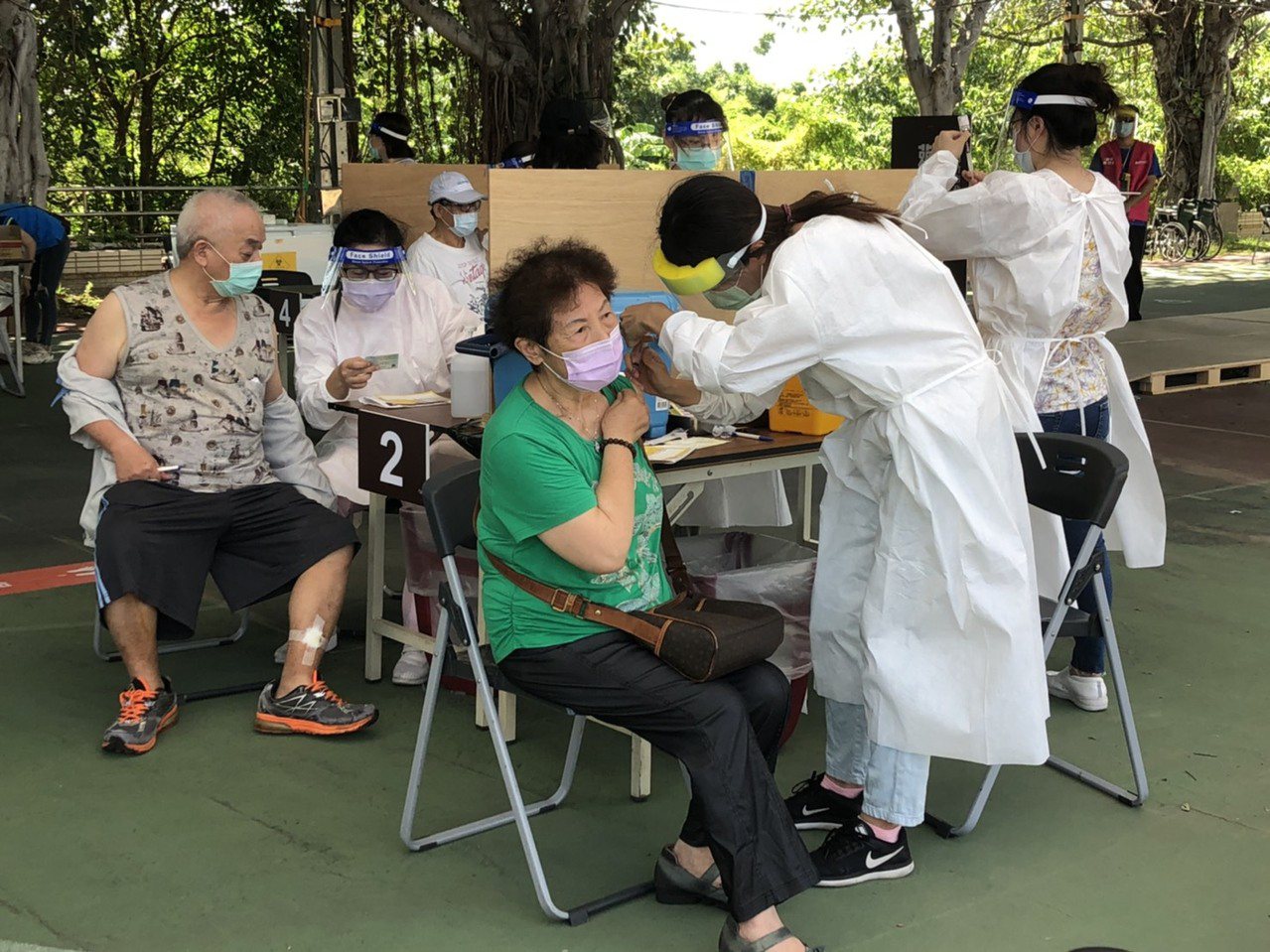 新竹市政府持續替高齡長者接種AZ疫苗。圖／新竹市政府提供