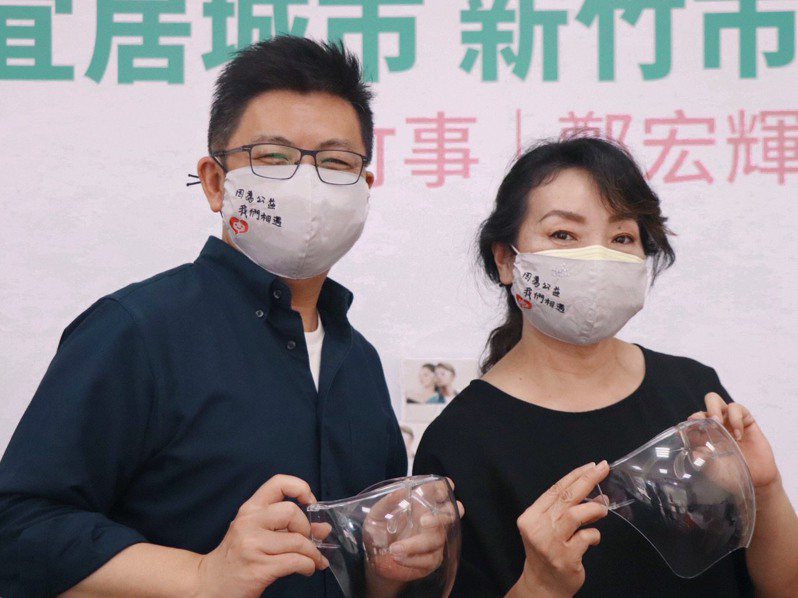 行政院政務顧問鄭宏輝（左）今天贈送380副防護面罩給「76行者遺體修復團隊」，團隊發言人中華民國兒童權益促進協會王薇君（右）代表受贈。圖／鄭宏輝辦公室提供