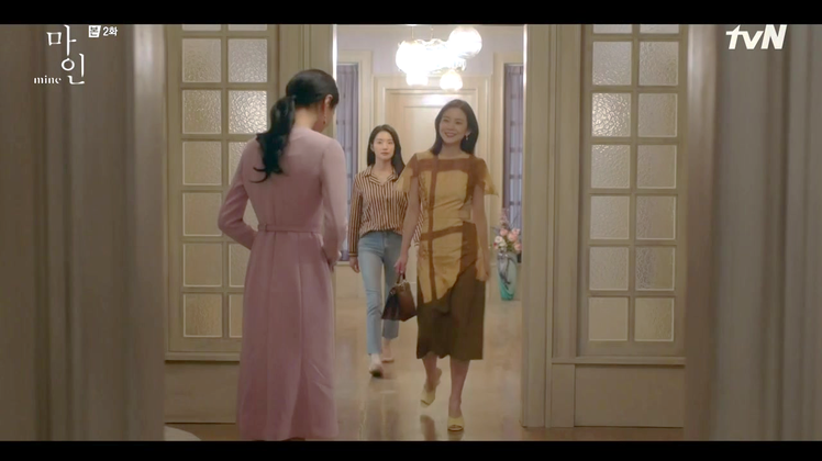 李寶英在《我的上流世界》中穿著FENDI窗櫺效果設計洋裝86,900元、手持Peekaboo ISeeU Eastwest棕色聚光燈設計包款13萬2,000元。圖／取自tvN戲劇網