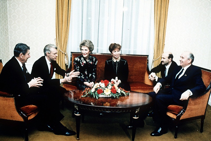 美國總統雷根（左一）1985年會晤蘇聯總統戈巴契夫（右一），為結束冷戰帶來曙光。美聯社