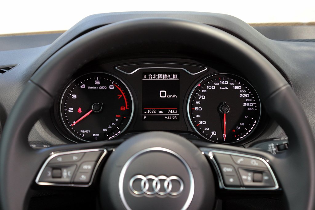 消費者也能選配Audi全數位虛擬駕駛座艙，以及Audi智慧型手機介面來增加車輛資...