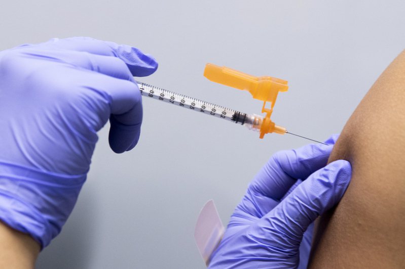 中國的COVID-19疫苗接種速度如火如荼，已非早先般牛步。當局希望月底讓近14億人口的40%能完整接種，約合10億劑；美國則在拜登就職約5個月的本月中旬打完3億劑。 歐新社