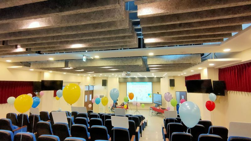 竹東國中在會場上座位擺放空飄的氣球，代表著畢業生青春飛翔。圖／縣府提供