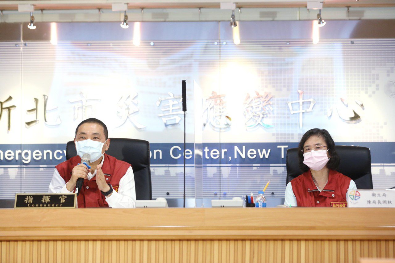新北市長侯友宜（左）、衛生局長陳潤秋（右）。圖／新北市新聞局提供