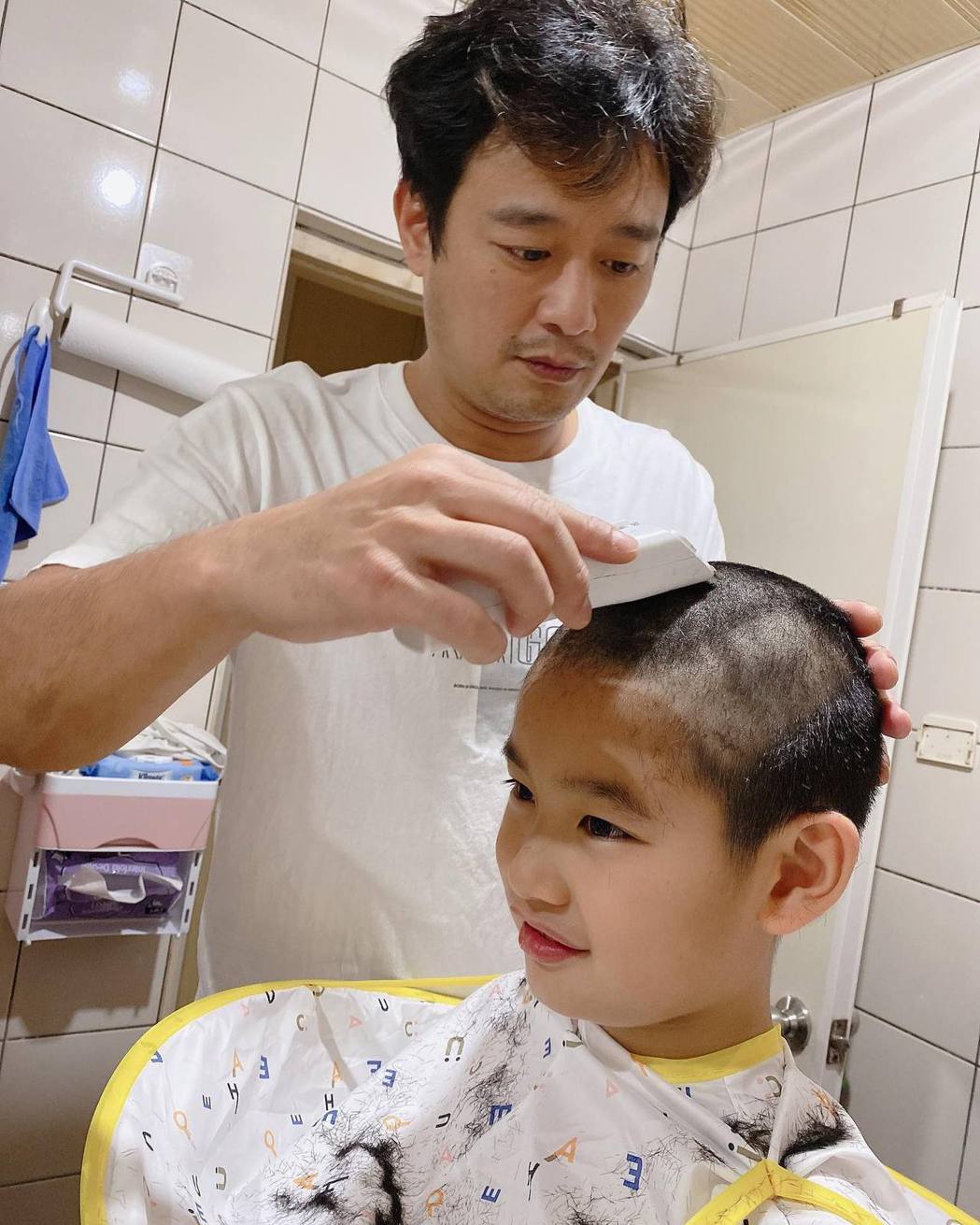 林佑星幫兒子剃頭。圖／摘自臉書