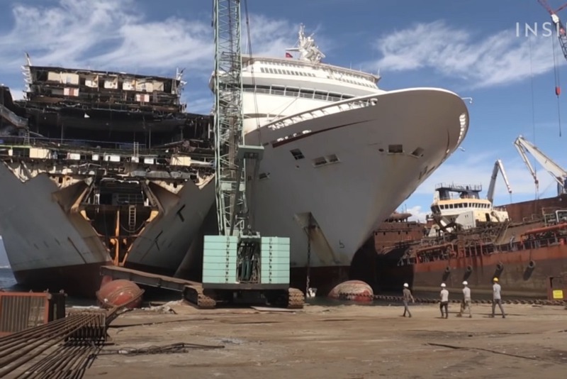 在新冠肺炎爆發大流行之前，阿利亞加的22個拆船廠一年通常只拆解幾十艘貨船。但隨著疫情重挫與衝擊郵輪產業，越來越多豪華郵輪被送來拆解。圖／翻攝自YouTube／Business Insider