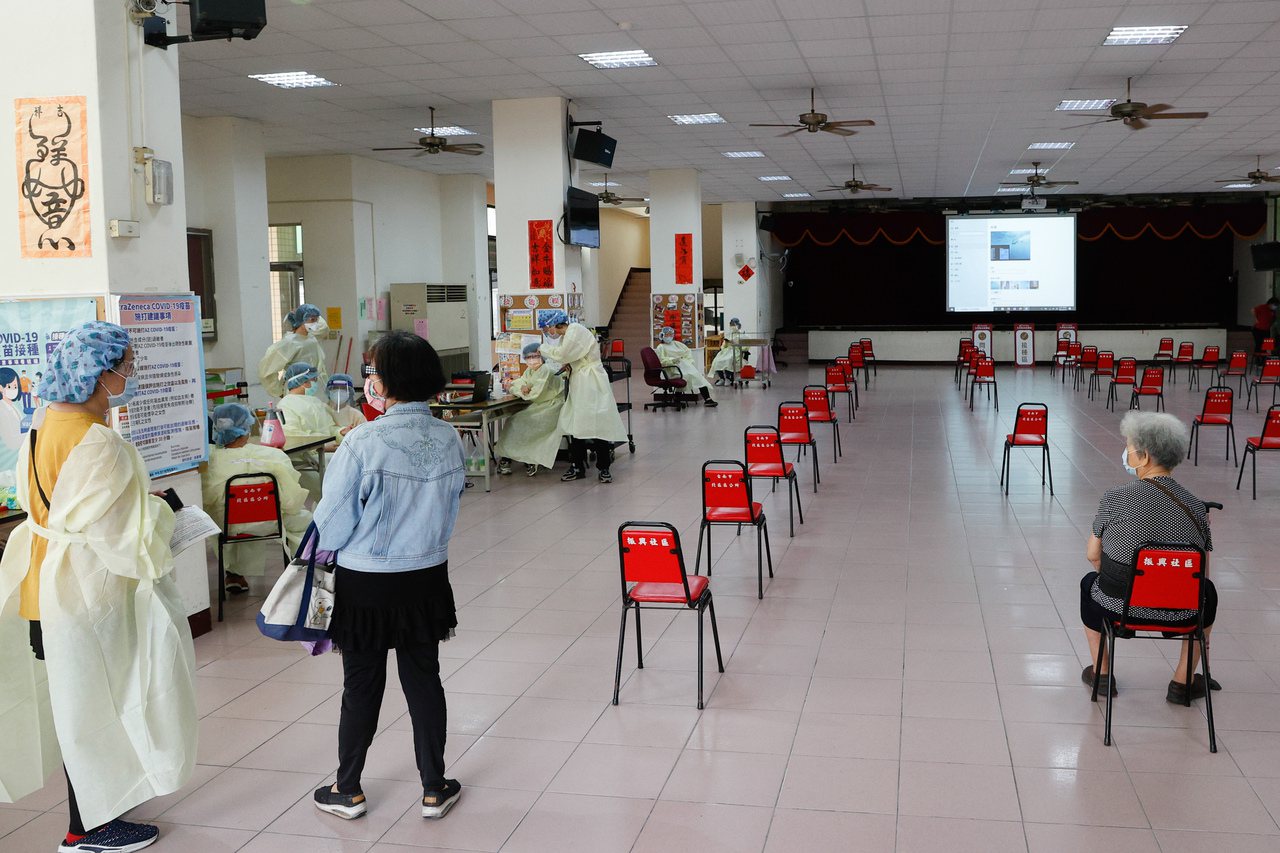 台南市北區中型接種站昨天開設，接種民眾零星，一個上午僅約卅人來施打。記者鄭維真／攝影