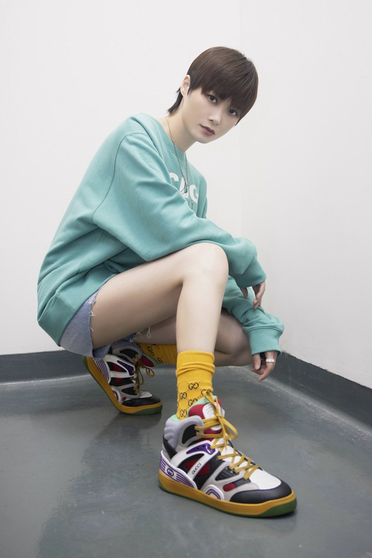 大陸女星李宇春示範Basket系列運動鞋。圖／GUCCI提供