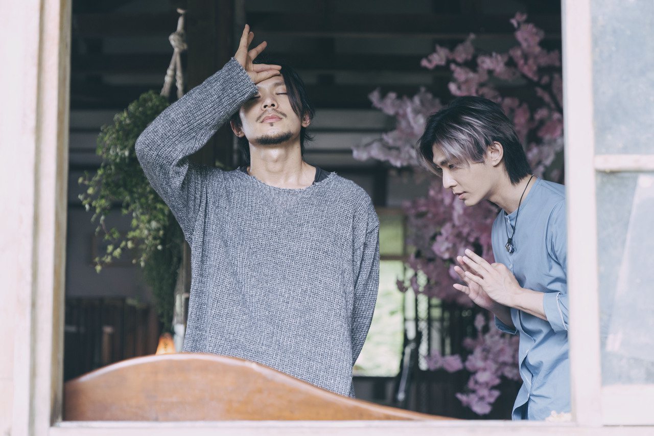 姚淳耀（左）在「我願意」飾演邪教教主，炎亞綸是他信徒之一。圖／絡思本娛樂製作公司提供