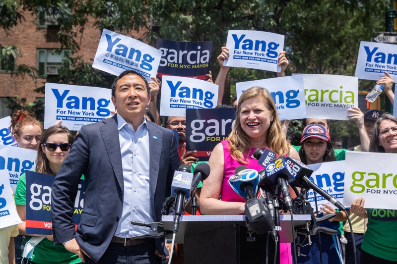 民主黨紐約市長初選的台裔參選人楊安澤(前排左)19日與另一參選人賈西亞(前排右)聯袂競選，合體向選民拜票。路透