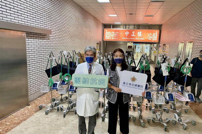 藝人賈永婕（右）募資購買三百多台「救命神器」給醫療前線。 圖／摘自賈永婕臉書