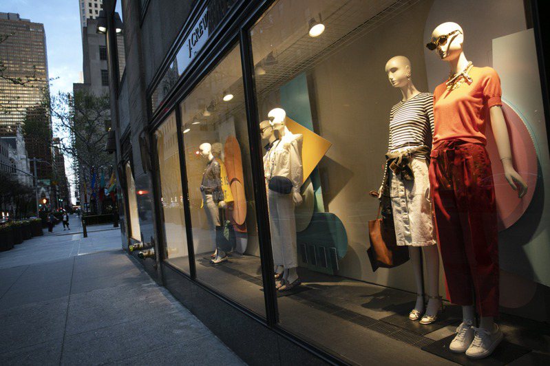 服飾業者J.Crew為爭取高檔顧客，本季推出的新品中，高價品已遠比去年價格高。圖為去年4月J.Crew位於紐約洛克斐勒中心的店面。美聯社