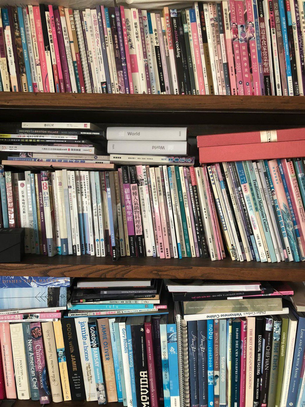 近年已把大部分的舊書，捐去了二手書店，獨留下二大櫃食譜。圖／葉一南提供
