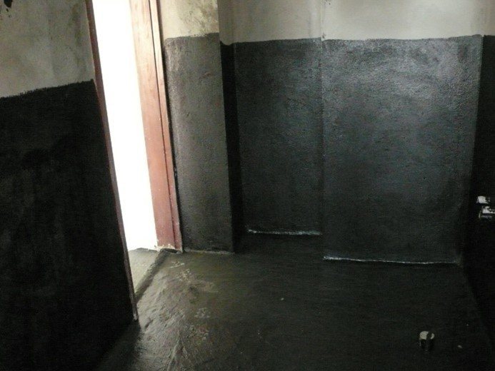 浴廁防水若只做半牆，其上方牆壁仍容易受潮。