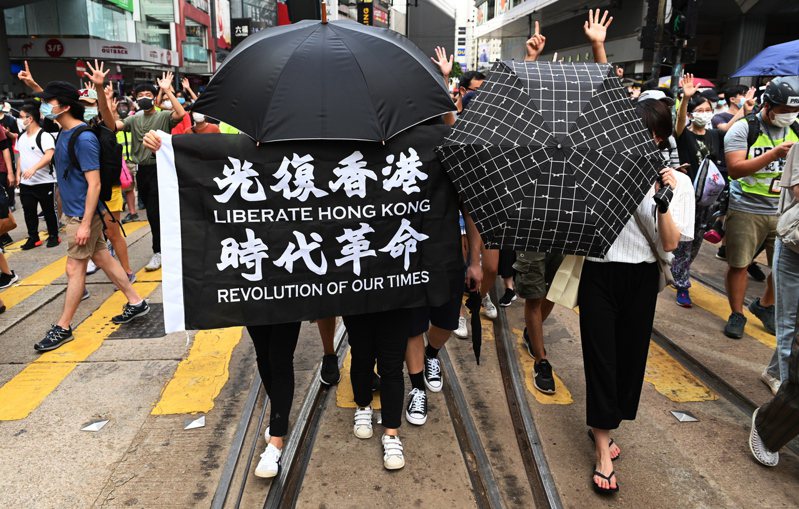 香港首起涉及違反國安法的案件今早繼續在高等法院審訊。圖為反送中示意圖。歐新社