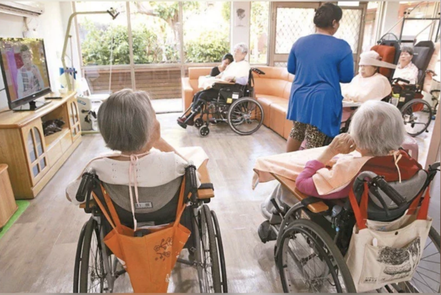 台灣2025年將邁入超高齡社會，65歲以上老人占人口比率逾20%，不少勞工面臨回家照顧失能父母或家人的難題。圖／聯合報系資料照片