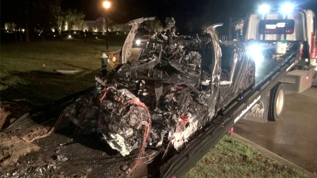 先前一輛特斯拉電動車在美國德州休士頓市郊區出車禍起火燃燒後的殘骸。路透