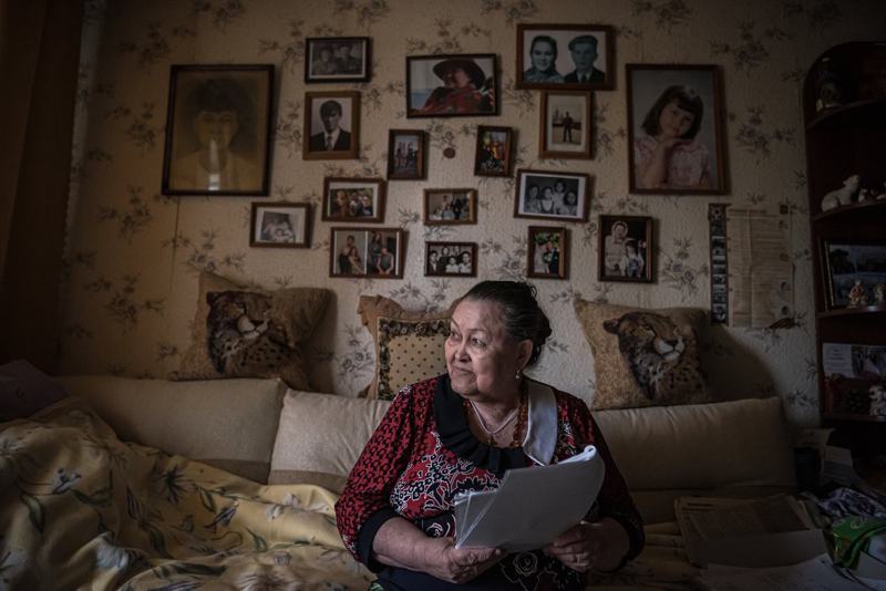 當年32歲，在軍事設施附近一家陶瓷廠工作的蕾莎·斯密諾娃說，她住院一星期幸運活下來，但她的18位同事死了。紐約時報