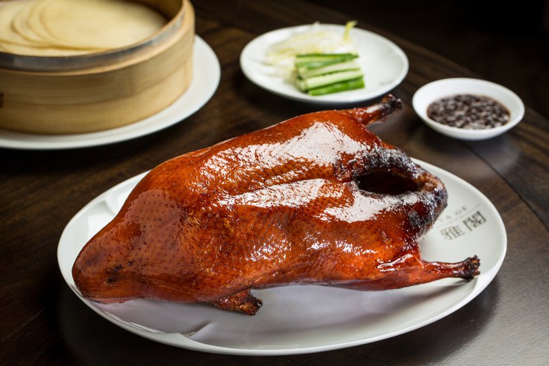 台北文華東方首度推出雅閣「舒肥慢烤櫻桃鴨」外帶方案。圖／文華東方提供