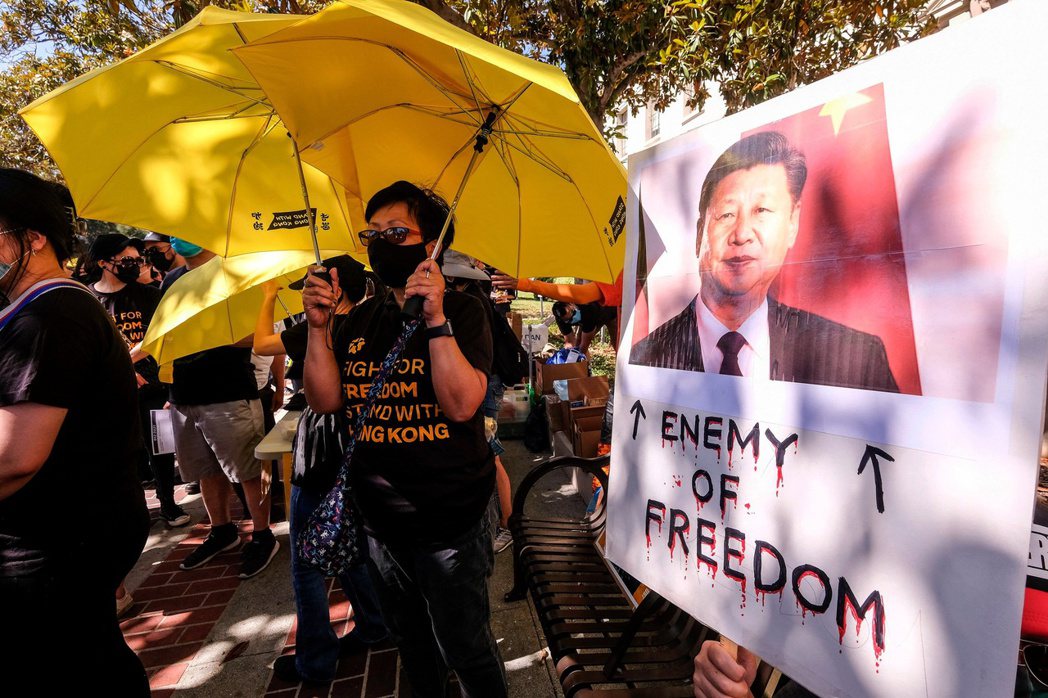 「威權勢力與自由民主國家正在對陣。」圖為2021年6月，美國加州的聲援香港活動「...