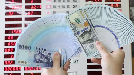 台北外匯市場新台幣兌美元今天收盤收27.966元，貶2.1分，成交金額7.74億美元。記者潘俊宏／攝影