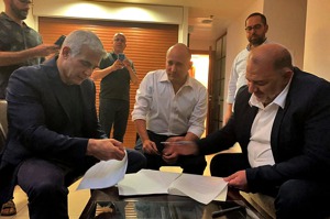 以色列聯合阿拉伯民主黨領袖阿巴斯（右）、反對派擁有未來黨領袖拉皮德（左）和右翼民族主義者、科技億萬富翁班奈特（中）組成聯合政府，由班奈特接任以國總理。法新社