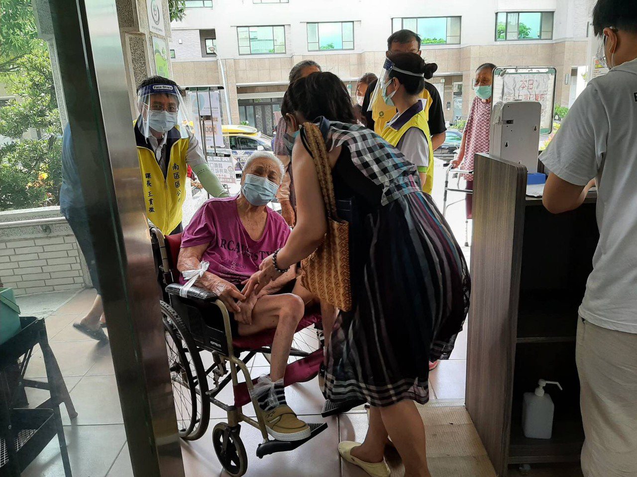 台南市目前開放75歲以上長者可以注射疫苗。圖／市政府提供
