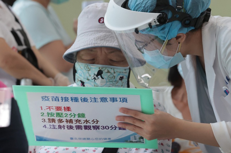 衛福部專家會議昨拍板否決混打，但不同的防疫專家都指出，新冠肺炎疫苗混打在台灣是不得已也是必然趨勢，中央應盡快制訂相關策略。圖／聯合報系資料照片