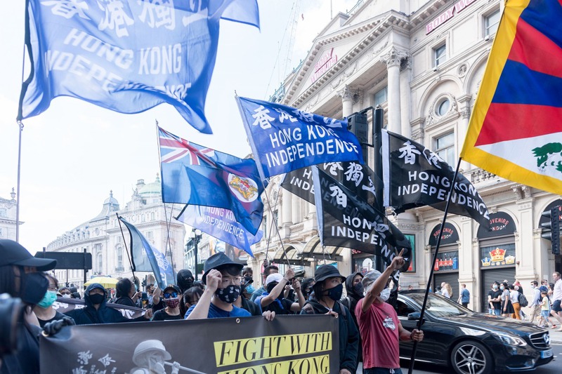 英國倫敦的一個流亡港人團體12日舉行港警首度用催淚瓦斯對付反送中抗議者兩周年紀念活動，路透／Sipa USA