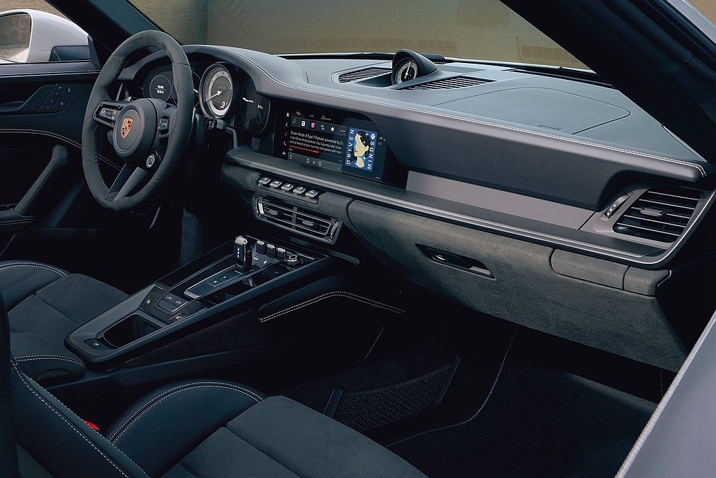保時捷911 GTS在內部也具備了許多運動化細節，如排檔桿縮短10mm，、GT跑...