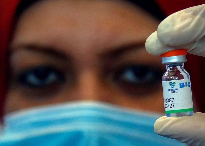中國當局自去年開始「疫苗外交運動」，承諾提供友國安全有效的國產疫苗來預防嚴重的新冠疫情，如今多國例子表明，中國疫苗在阻止病毒傳播成效不彰、其是面對新型變種病毒。路透