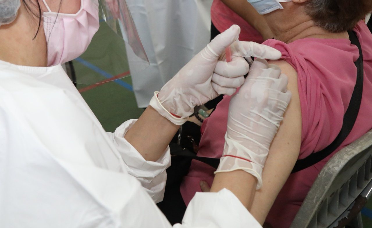 有專家建議，台灣是否該調整接種策略，讓老年人施打對Delta變異株保護力較高的莫德納疫苗，免疫力較佳的青壯年，則施打AZ疫苗，才能保護高齡者。記者卜敏正／翻攝
