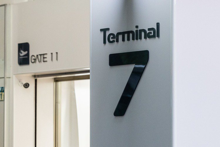 「7-ELEVEN X 星宇航空主題店」柱子上的第7航廈（Terminal 7）與大門上方的11號登機門（GATE 11）相呼應，帶領消費者一同搭乘星宇航空開啟7-ELEVEN之旅。圖／7-ELEVEN提供