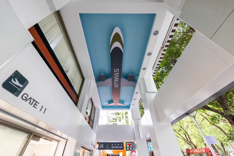 「7-ELEVEN X 星宇航空主題店」店外天花板上的飛機裁型還原航機畫破天際的瞬間。圖／7-ELEVEN提供