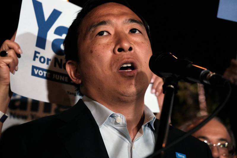 民主黨紐約市長初選在美東時間22日晚間開票，在開出85%選票後，台裔參選人楊安澤只拿到約11.7%選票，落居第四，他已宣布敗選。法新社